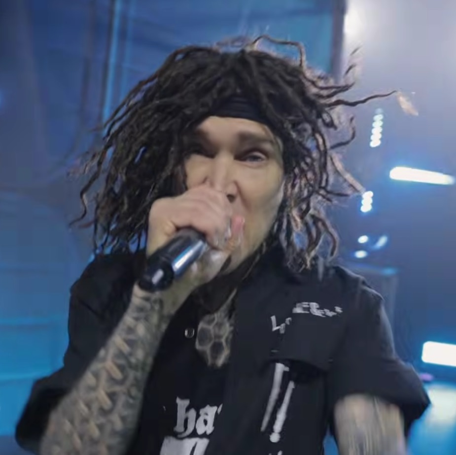 Слот выпустил концертного "Антигероя"