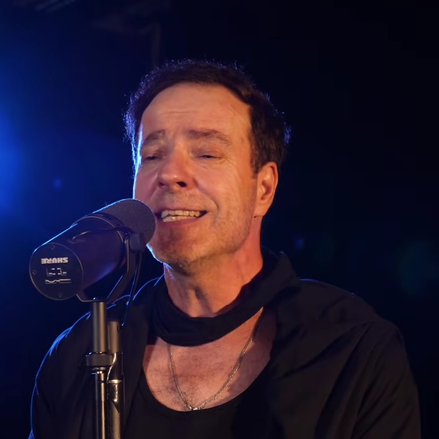 Animal ДжаZ сыграли "Три полоски" с виолончелью